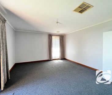 THREE BEDROOM FAMILY HOME CLOSE TO FOUNTAIN GATE SHOPPING CENTRE - Photo 2