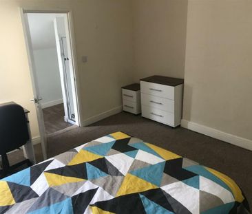 4 bedroom terraced house to rent - Photo 2