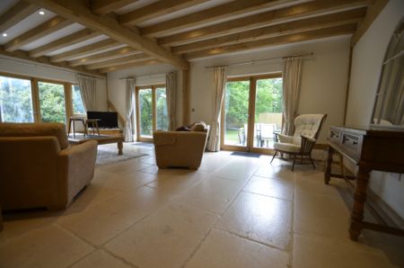 5 bedroom Detached house to rent - Photo 2