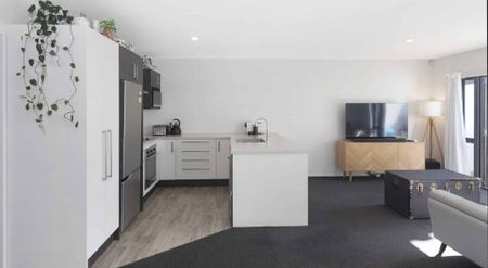 RICHMOND - 2 BEDROOMS, 1.5 BATHROOMS, HEATPUMP, SINGLE GARAGE - Photo 3