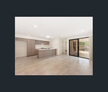 Beautiful duplex in quiet complex. - Photo 1