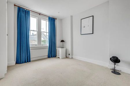 4 bedroom house in London - Photo 4