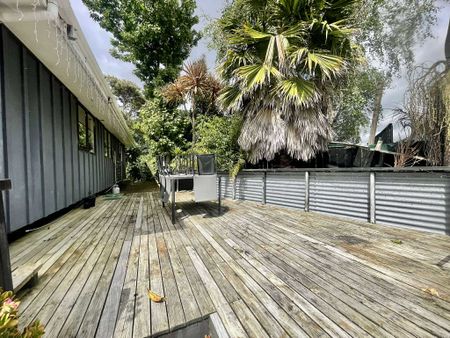 9A Taioma Crescent, Te Atatu Peninsula - Photo 3