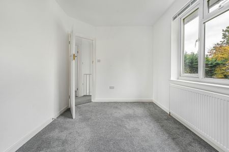 Hyde View Road, Harpenden, Hertfordshire, AL5 4PA - Photo 2