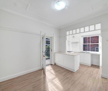 Spacious Art Deco Apartment with Modern Comfort in Prime Location - Photo 5