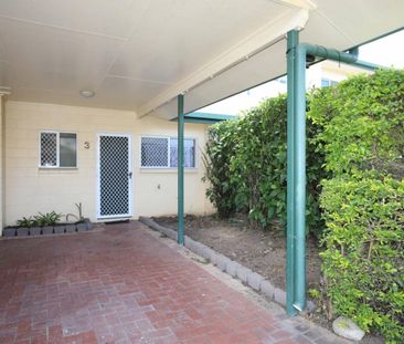 Nice Townhouse - Swimming Pool - Short walk to IGA - Photo 1