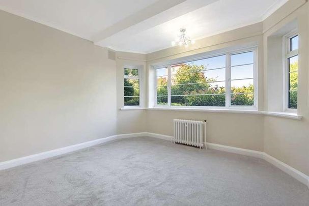 Sheen Court, Richmond, TW10 - Photo 1