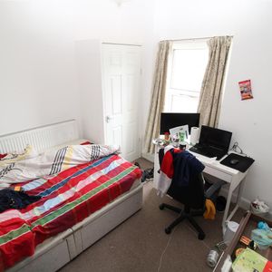 House - Terraced For Rent Laura Street, Pontypridd - Photo 2