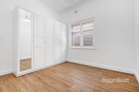 Gorgeous 2 Bedroom Fully renovated House in a Prime Location - Photo 3