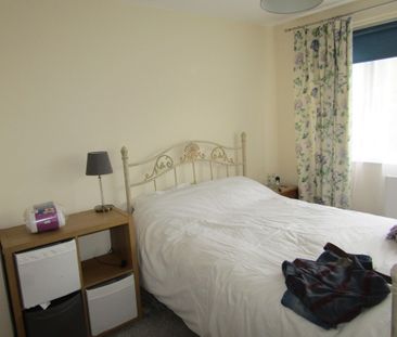 3 bed Semi-Detached - To Let - Photo 2