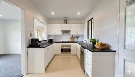 A HOME WITH MULTIPLE LIVING SPACES! - Photo 4