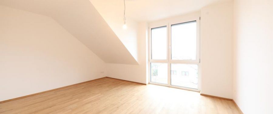 Seniorengerechte und barrierefreie Neubau-Dachgeschosswohnung mit Balkon, Bühnenraum und Weitblick - Photo 1
