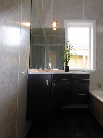 Three bedroom house with sunroom and fireplace - Photo 5