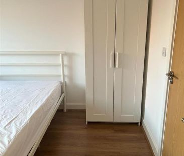 4 bedroom end of terrace house to rent - Photo 2