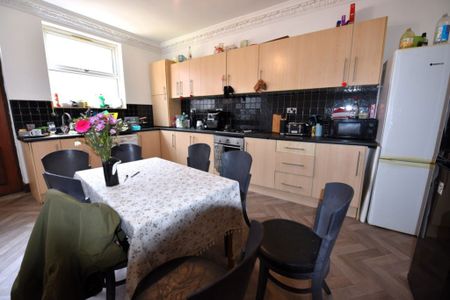 7 bedroom House in Richmond Avenue, Leeds - Photo 4