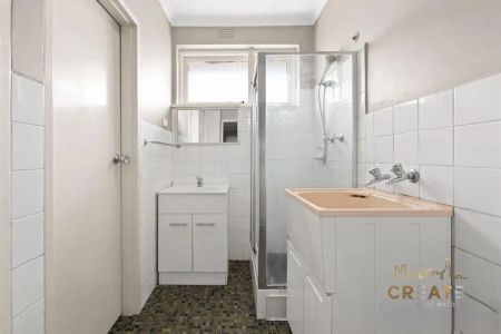 “MODERN COMFORT IN A PRIME LOCATION” - Photo 3