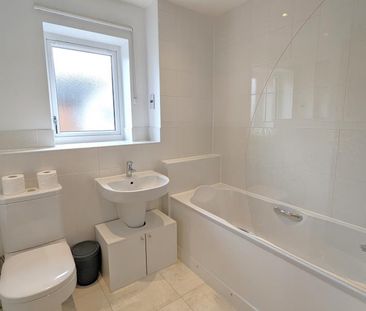 Hoad Crescent, Woking, Surrey, GU22 - Photo 3