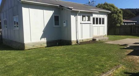 FAMILY HOME IN WAINUOMATA - Photo 3