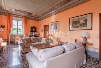 Villa ottocentesca con piscina nelle colline lucchesi