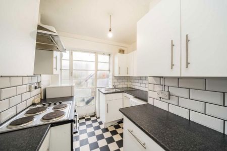 3 bedroom flat to rent - Photo 4