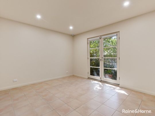 Prestigious 2 Bedroom Townhouse in Kensington! - Photo 1