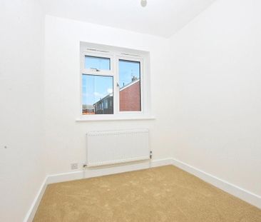 3 bedroom end of terrace house to rent - Photo 4