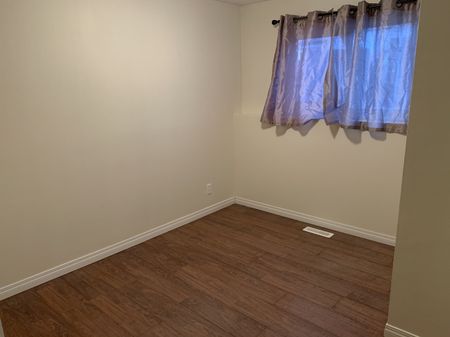 Amazing Find in Red Deer! 3 Bedrooms, 1 Bath!! - Photo 3