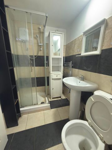 2 Bed Flat, Mayesbrook Road, IG3 - Photo 3