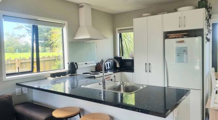 Central Beachlands, ready for summer! - Photo 5