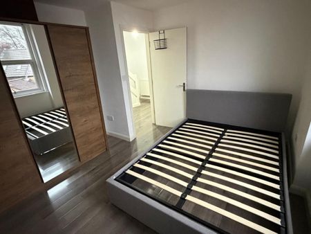 1 bedroom Flat To Let - Photo 2