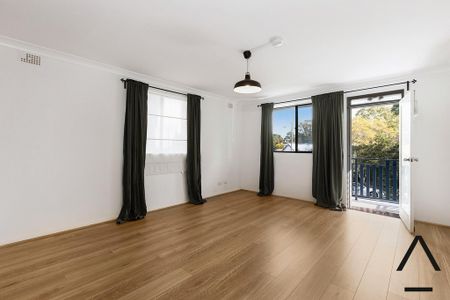 Light filled two bedroom apartment - Photo 4