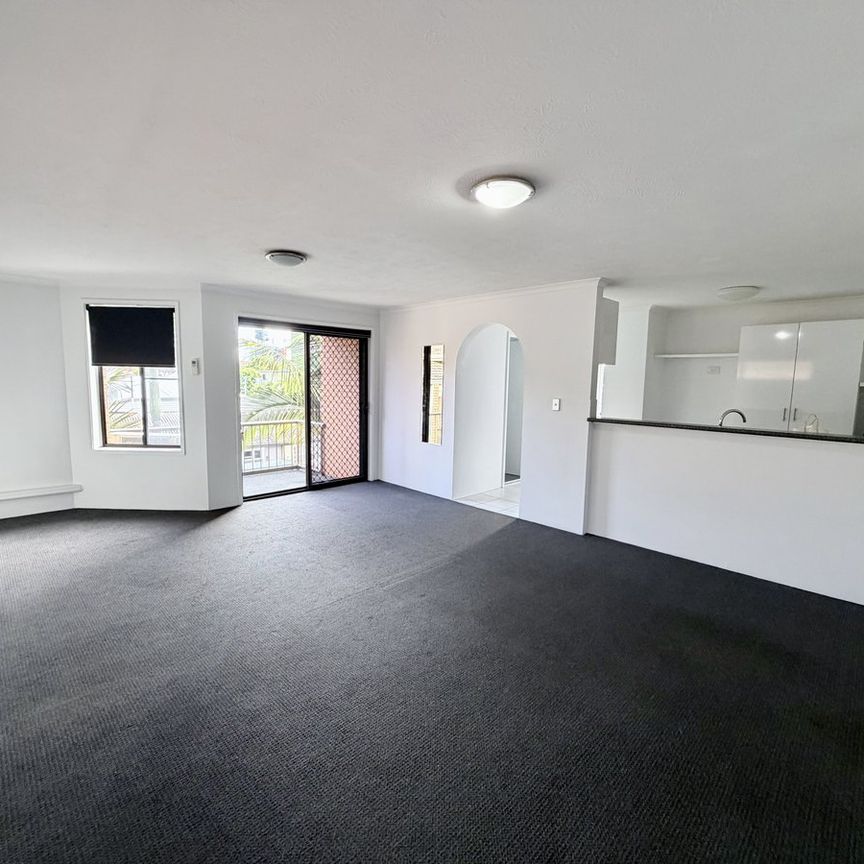 Top-Floor Apartment Opposite the Broadwater – Freshly Updated & Ready to Enjoy - Photo 1