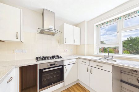 Hunters Hill, Burghfield Common, Reading, Berkshire, RG7 - Photo 4