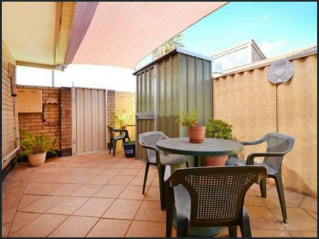 Charming Renovated Villa in Quiet Complex - Photo 4