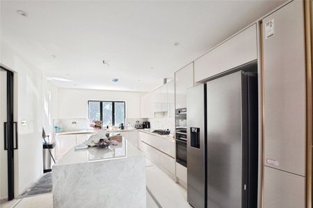 property to rent - Photo 2