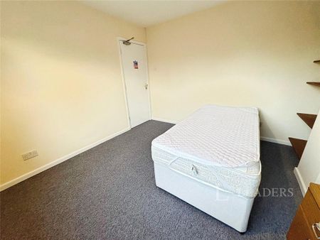 1 bedroom in a house share to rent - Photo 2