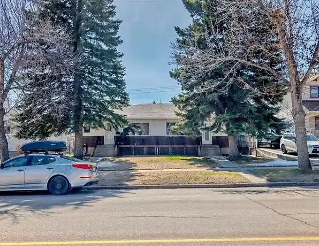 3 BEDROOMS HALF DUPLEX IN CAMBRIAN HEIGHTS WITH SINGLE DETACHED GARAGE | 1217 40 Avenue Northwest, Calgary - Photo 1