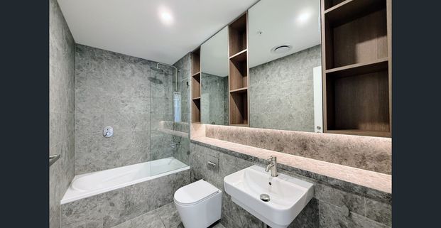 Luxury living in the heart of Zetland & Split Level Three bedrooms and FULLY FURNISHED!! - Photo 1