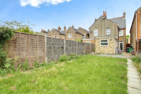 3 bed semi-detached house to rent in Elmhurst Road, Langley, SL3 - Photo 4