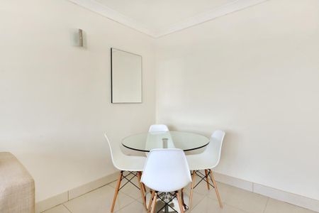 2 bedroom flat with 1 reception and 2 bathrooms in Cambridge Square, W2 - Photo 3