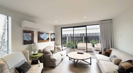 Stylish Furnished Home - short or long term! - Photo 4