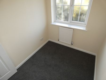 3 bed House - To Let - Photo 3