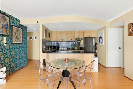 Chic Urban Two-Bedroom Apartment - Photo 3