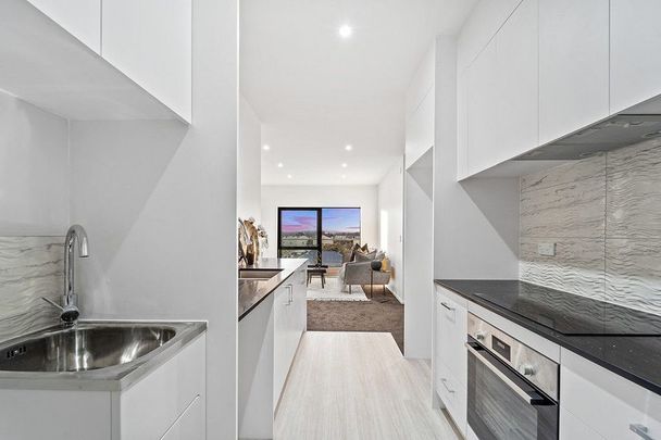 Modern 2BR Apt in Papatoetoe w/ Parking - Photo 1