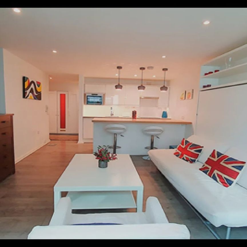 Studio Flat, St George Wharf, SW8 - Photo 1