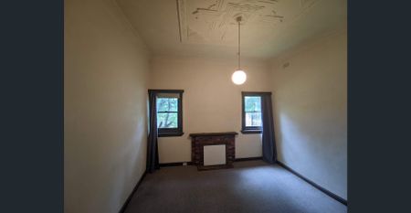 Cosy 2-Bedroom Home with Large Backyard & Garage - Photo 2