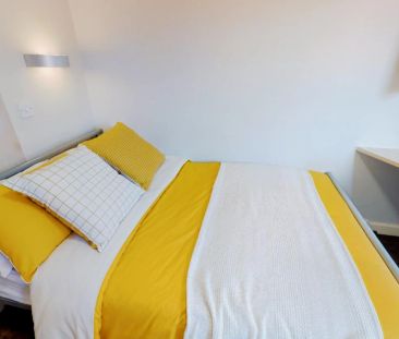 Two Bed Flat - Photo 2