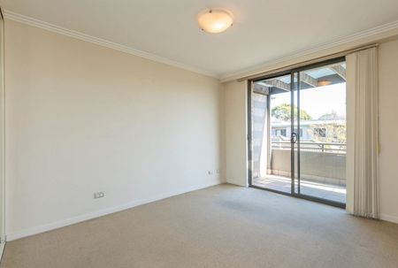 Bright and Conveniently Located Two Bedroom Apartment - Photo 3