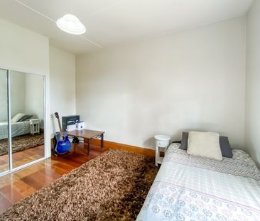 Cozy 3-Bedroom bungalow with Bonus Family Room - Photo 6