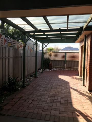 Neat Three Bedroom Courtyard - Photo 2